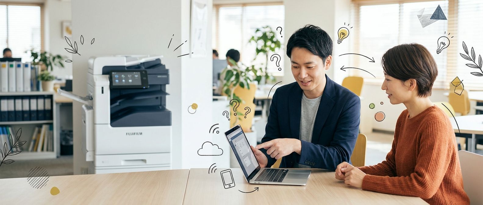 お客様と画面を見ながら話すスタッフ